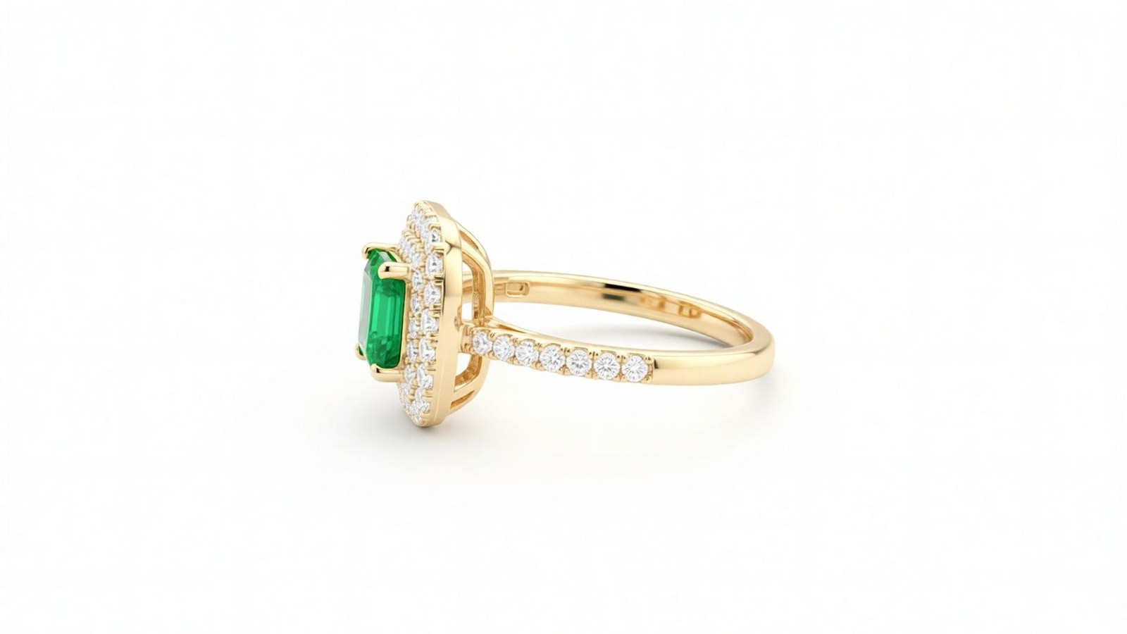 Anel Esmeralda Real — ouro 18k amarelo com esmeralda retangular, halo de 14 diamantes e banda cravejada em pavê, acabamento polido