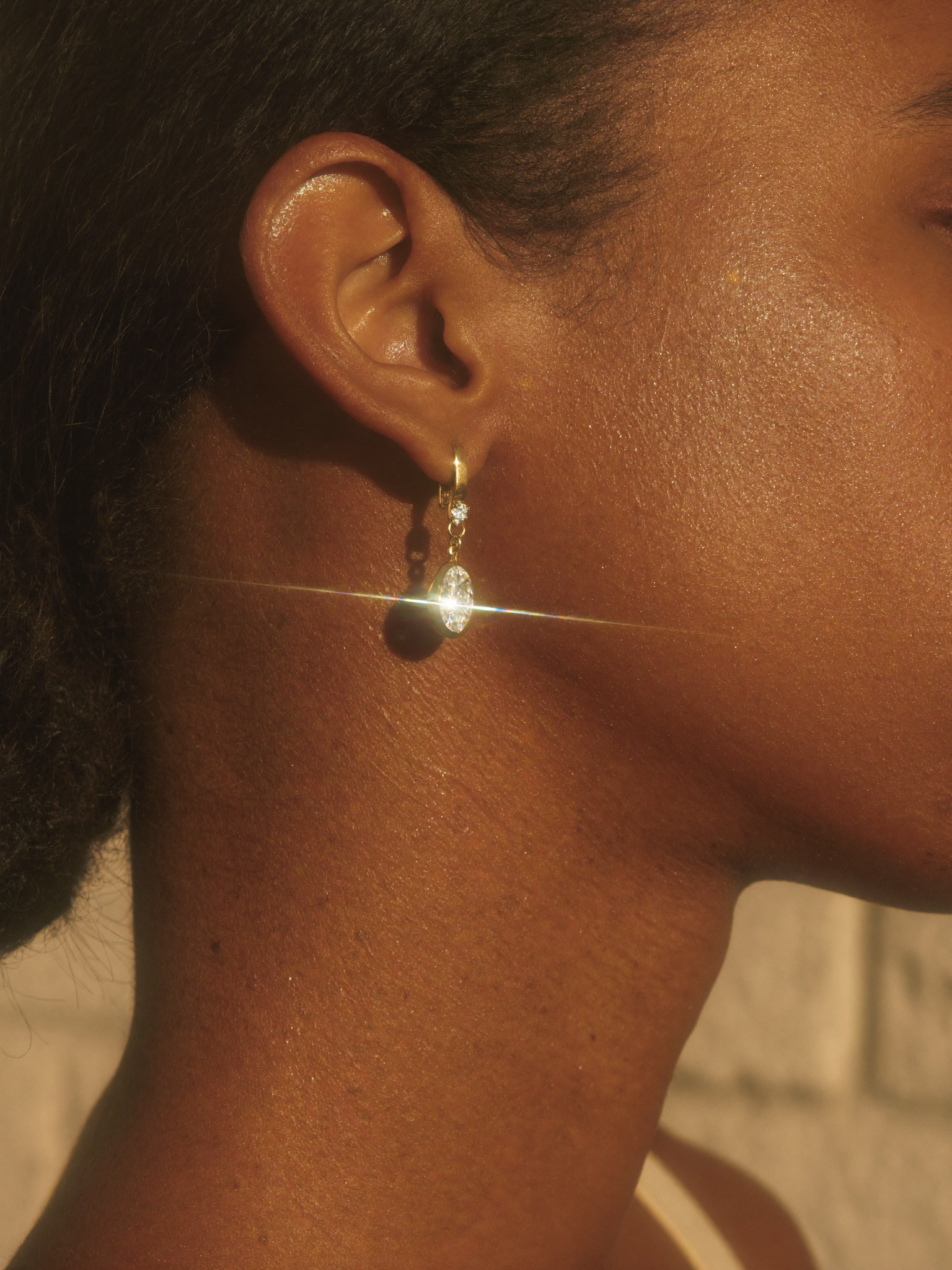 Brinco gota com diamante em perfil de orelha · luz dourada · JLópez ouro 18k
