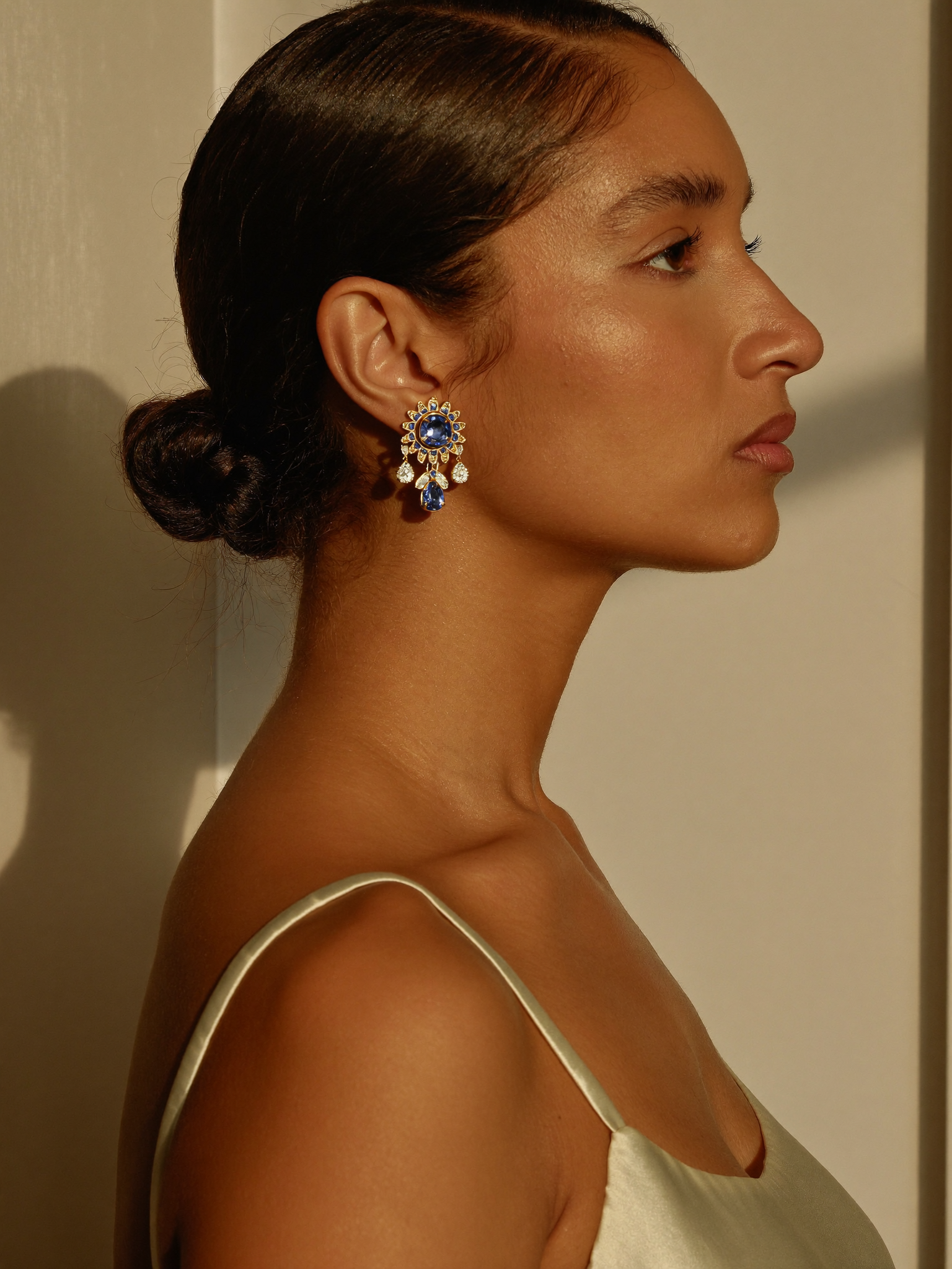 Modelo com brinco chandelier de safira e diamantes · estilo editorial Vogue Italia